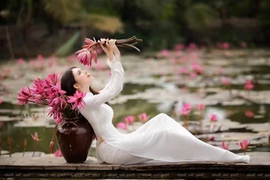 Timeless Elegance: A Gallery of Vietnamese Schoolgirls in Traditional White Ao Dai - image 17