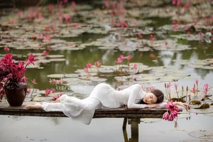 Timeless Elegance: A Gallery of Vietnamese Schoolgirls in Traditional White Ao Dai - image 71