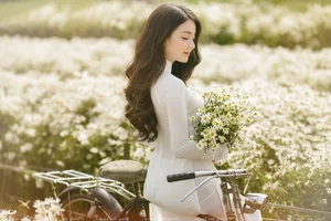 Timeless Elegance: A Gallery of Vietnamese Schoolgirls in Traditional White Ao Dai - image 9