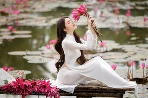 Timeless Elegance: A Gallery of Vietnamese Schoolgirls in Traditional White Ao Dai - image 70