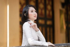 Timeless Elegance: A Gallery of Vietnamese Schoolgirls in Traditional White Ao Dai - image 12
