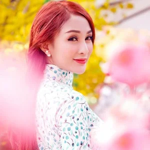Stunning Spring Portraits: Celebrating Beauty Amid Peach and Apricot Blossoms - image 0