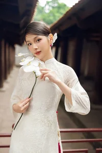 Sophisticated Ao Dai Designs for Lunar New Year: Elegant and Flattering Styles for Women - image 5