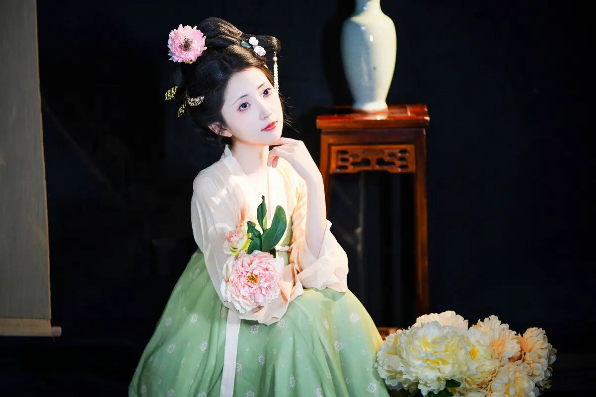 Tu Ya W in YiTuYu Vol.8680: Classical Beauty & Peony Elegance