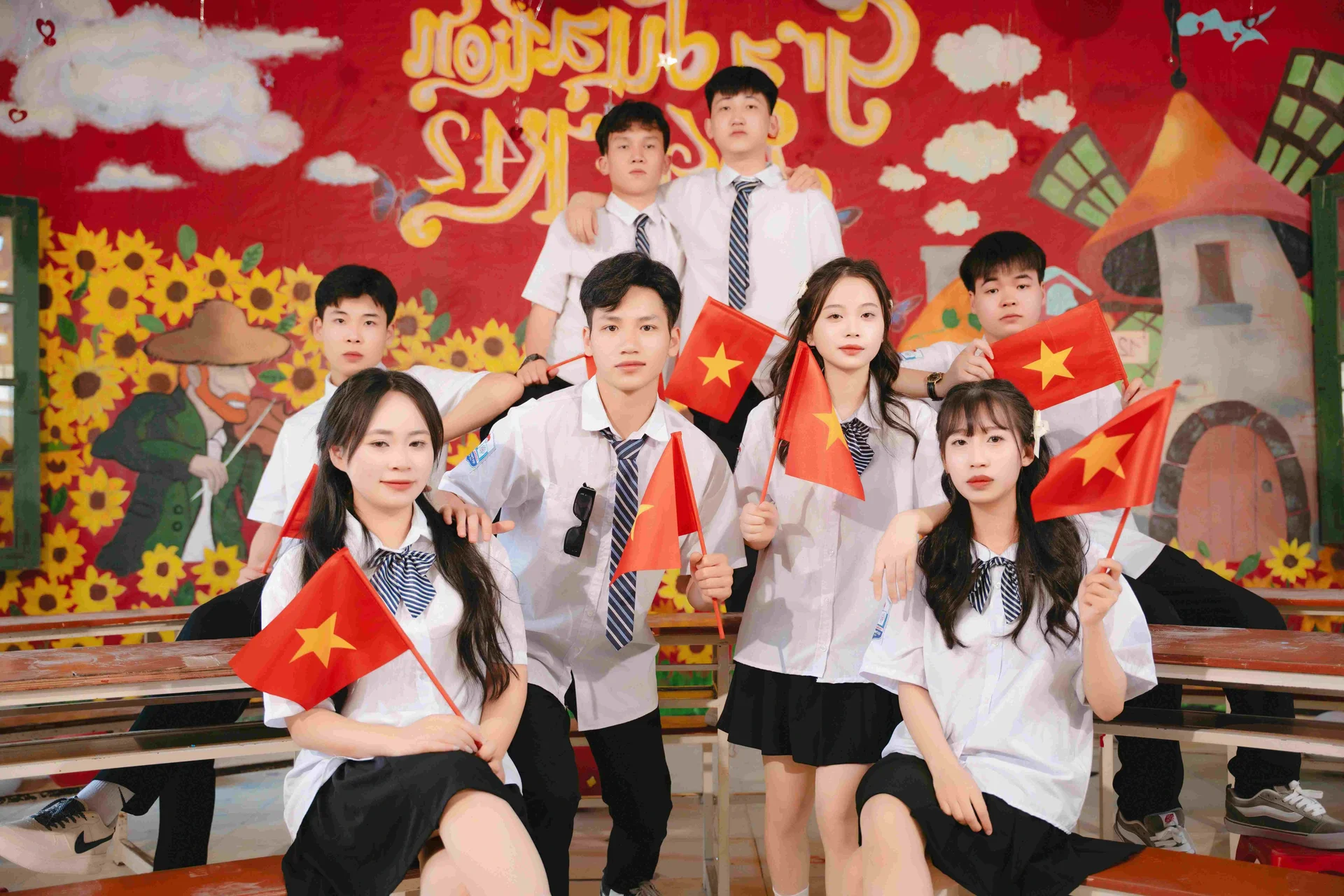 Patriotic Yearbook Photos: Thai Binh Students Go Viral with 'Fatherland in My Heart'