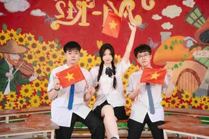 Patriotic Yearbook Photos: Thai Binh Students Go Viral with 'Fatherland in My Heart' - image 7
