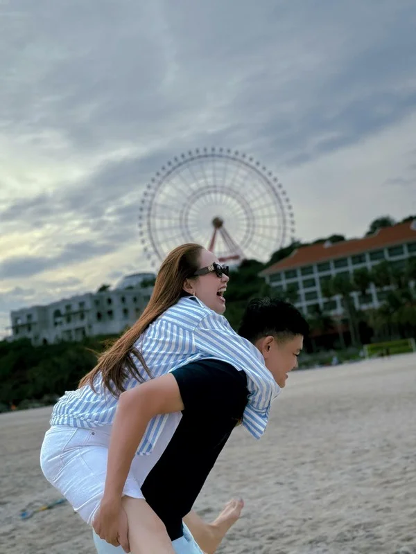 Hoa Minzy and MC Mu Tat Shine in Glamorous Outfits at Star-Studded Birthday Celebration