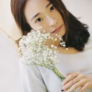 YiTuYu Vol.8699: Xiao Jing's Serene Beauty with Baby's Breath – A Glimpse into Tranquil Moments - image 13