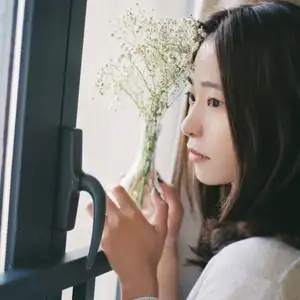 YiTuYu Vol.8699: Xiao Jing's Serene Beauty with Baby's Breath – A Glimpse into Tranquil Moments - image 9