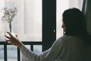 YiTuYu Vol.8699: Xiao Jing's Serene Beauty with Baby's Breath – A Glimpse into Tranquil Moments - image 14