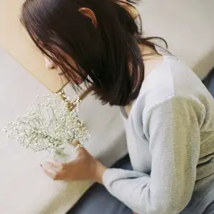 YiTuYu Vol.8699: Xiao Jing's Serene Beauty with Baby's Breath – A Glimpse into Tranquil Moments - image 3
