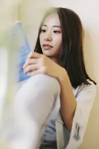 YiTuYu Vol.8699: Xiao Jing's Serene Beauty with Baby's Breath – A Glimpse into Tranquil Moments - image 4