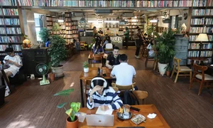 Vinyl Record Cafes: The Retro Trend Captivating HCMC Youth - image 10
