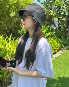 Korean Cinema Star Enchants Fans with Swimsuit Photos in Vietnam - image 0