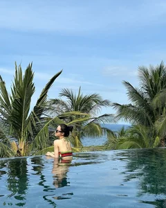 Korean Cinema Star Enchants Fans with Swimsuit Photos in Vietnam - image 3