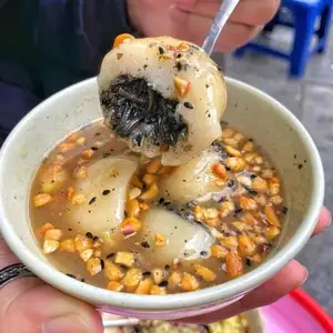 Hanoi's Banh Troi Tau: A heartwarming street food specialty, chasing away winter's chill. - image 4