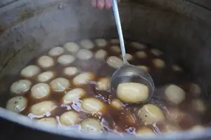 Hanoi's Banh Troi Tau: A heartwarming street food specialty, chasing away winter's chill. - image 5