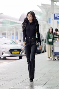 Blackpink Jennie Shines at Paris Fashion Week with Iconic Chanel Looks - image 2