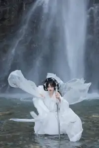 Ethereal Traditional Beauty: Qi Luo Sheng De Xiao Su Su amidst a Majestic Waterfall | YiTuYu Vol.8732 - image 0