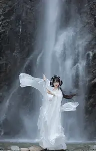 Ethereal Traditional Beauty: Qi Luo Sheng De Xiao Su Su amidst a Majestic Waterfall | YiTuYu Vol.8732 - image 4