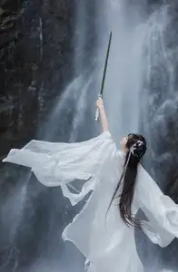 Ethereal Traditional Beauty: Qi Luo Sheng De Xiao Su Su amidst a Majestic Waterfall | YiTuYu Vol.8732 - image 8