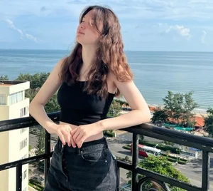 Dang Van Lam's Sister Dang Thanh Giang Stuns on Back-to-School Day - image 1