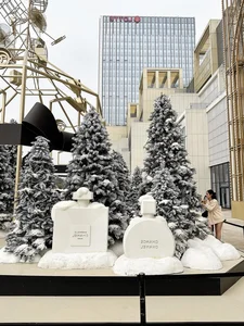 Luxury Christmas Tree Displays Become the Ultimate Holiday Check-In Spots for Trendy Youth This Season - image 4