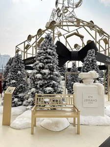 Luxury Christmas Tree Displays Become the Ultimate Holiday Check-In Spots for Trendy Youth This Season - image 9