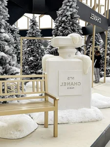 Luxury Christmas Tree Displays Become the Ultimate Holiday Check-In Spots for Trendy Youth This Season - image 10