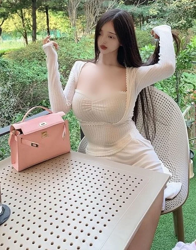 The Surreal Beauty and Stunning Curves of a Viral Instagram Sensation