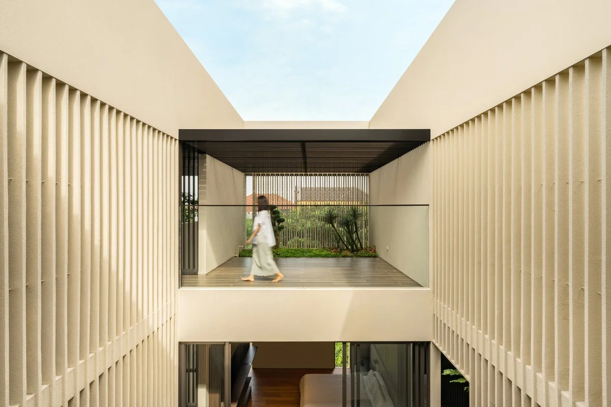 Innovative Villa Design: Splitting Spaces to Create Modern 'Breathing' Rooms
