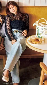 Oversized Shirts and Wide-Leg Pants: Perfect Style for 40s - image 1