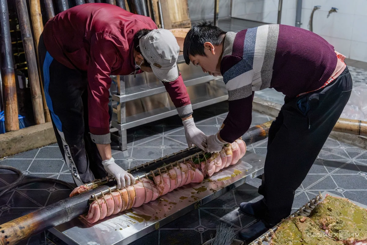 Tasting History: The 1,000-Year-Old Roasted Pork Secret of Duong Lam Ancient Village