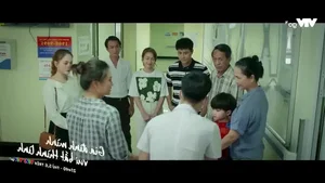 Gia Dinh Minh Vui Bat Thinh Linh Episode 53: Cong Faces a Critical Surgery - image 5