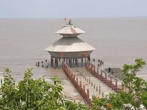 The Vanishing Temple: Discover the Ancient Coastal Wonder That Sinks and Floats Every Day - image 5