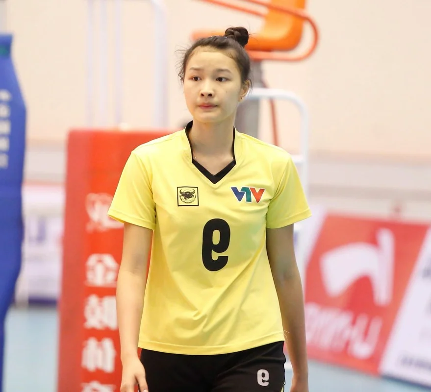 Volleyball Star Kim Thanh Radiates Elegance in Traditional Vietnamese Halter Top