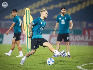Coach Phung Thanh Phuong Targets Crucial Away Victory at Vinh Stadium - image 11