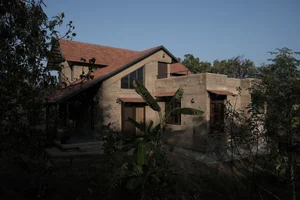 Stunning Two-Story Mud House: Sustainable and Beautiful Architecture - image 3