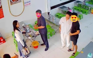 Cong Phuong's Wife Spotted Arriving at Local Restaurant in Style - image 4