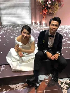 Cong Phuong's Wife Spotted Arriving at Local Restaurant in Style - image 2