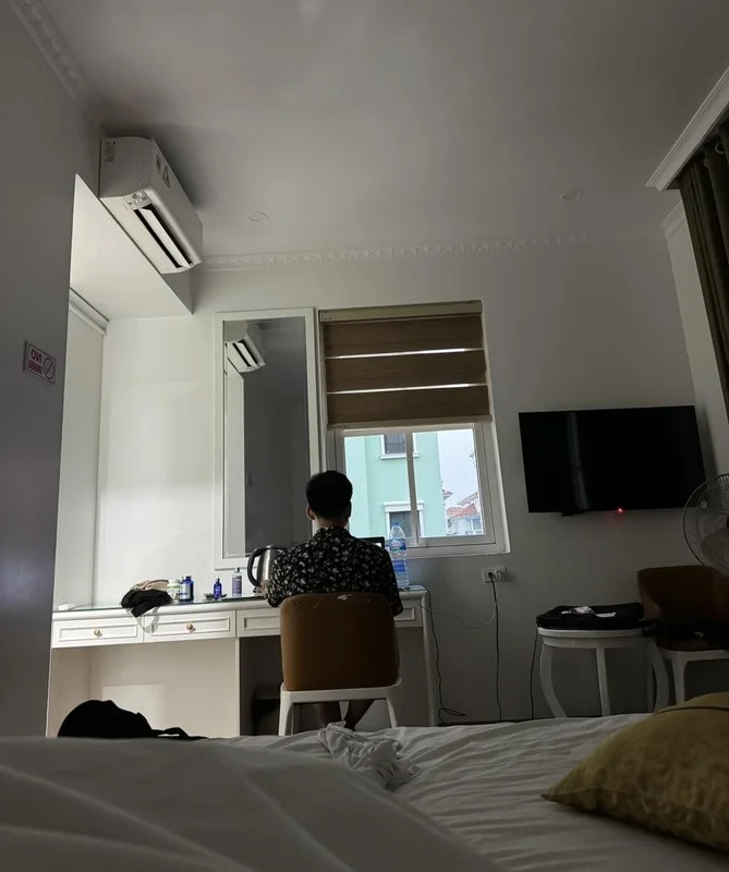 Hilarious Travel Story: Husband Refuses to Let Go of His Gadgets