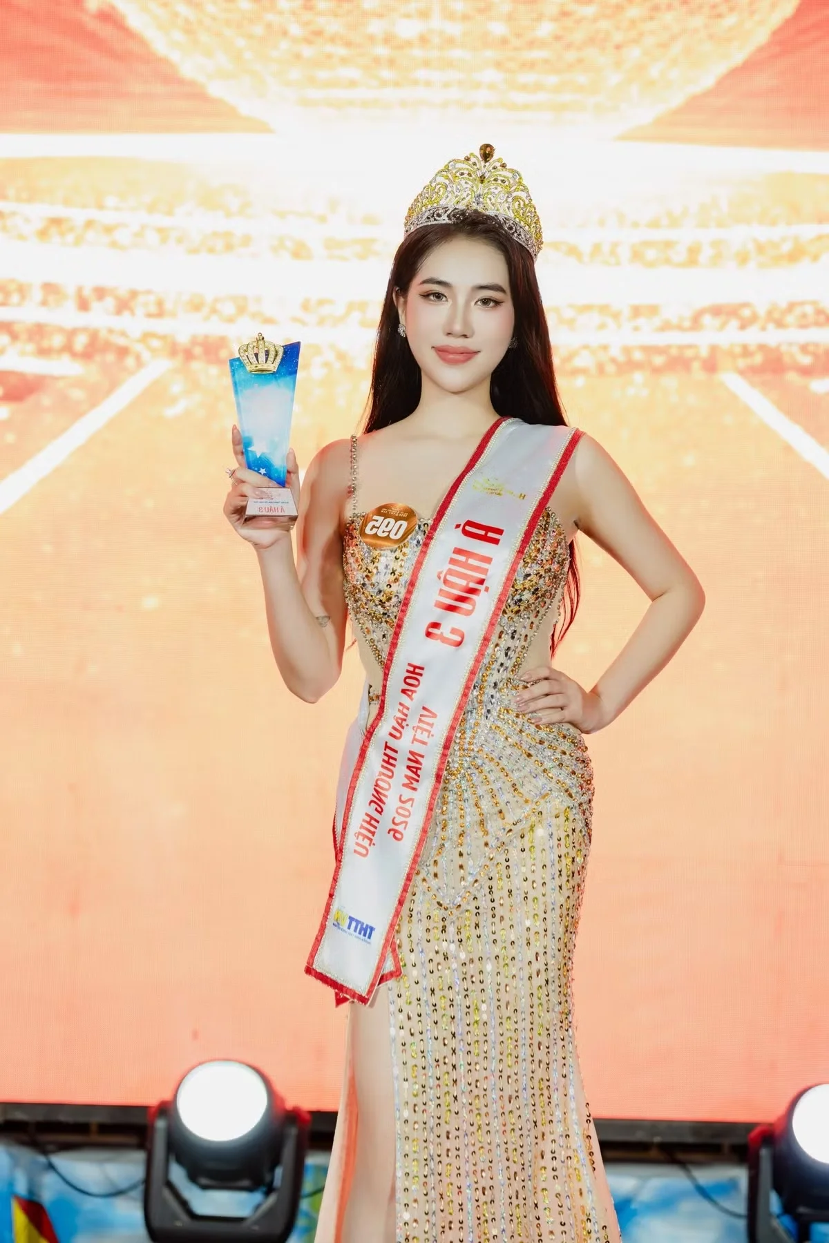Quỳnh Uyên Inspires Youth to Pursue Their Dreams with Passion