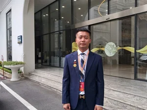Quang Linh Vlogs Captivates Fans with Unique Fashion and Charismatic African Adventures - image 4