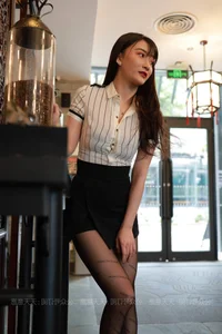 IESS Qiuqiu Lettered Black Silk Stockings Modern Fashion Set - image 8