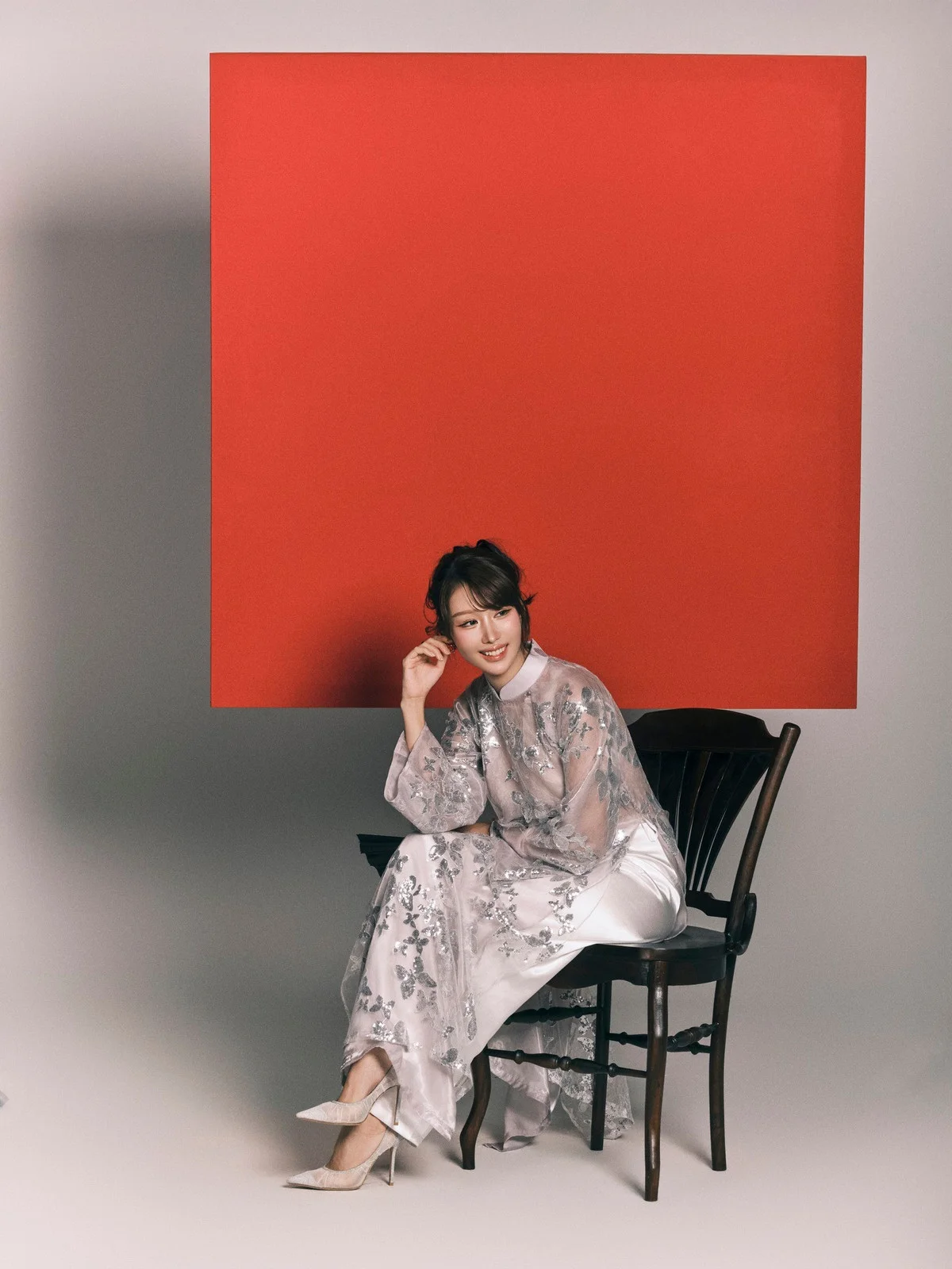 Singer Min Captivates in Traditional Ao Dai for the Lunar New Year