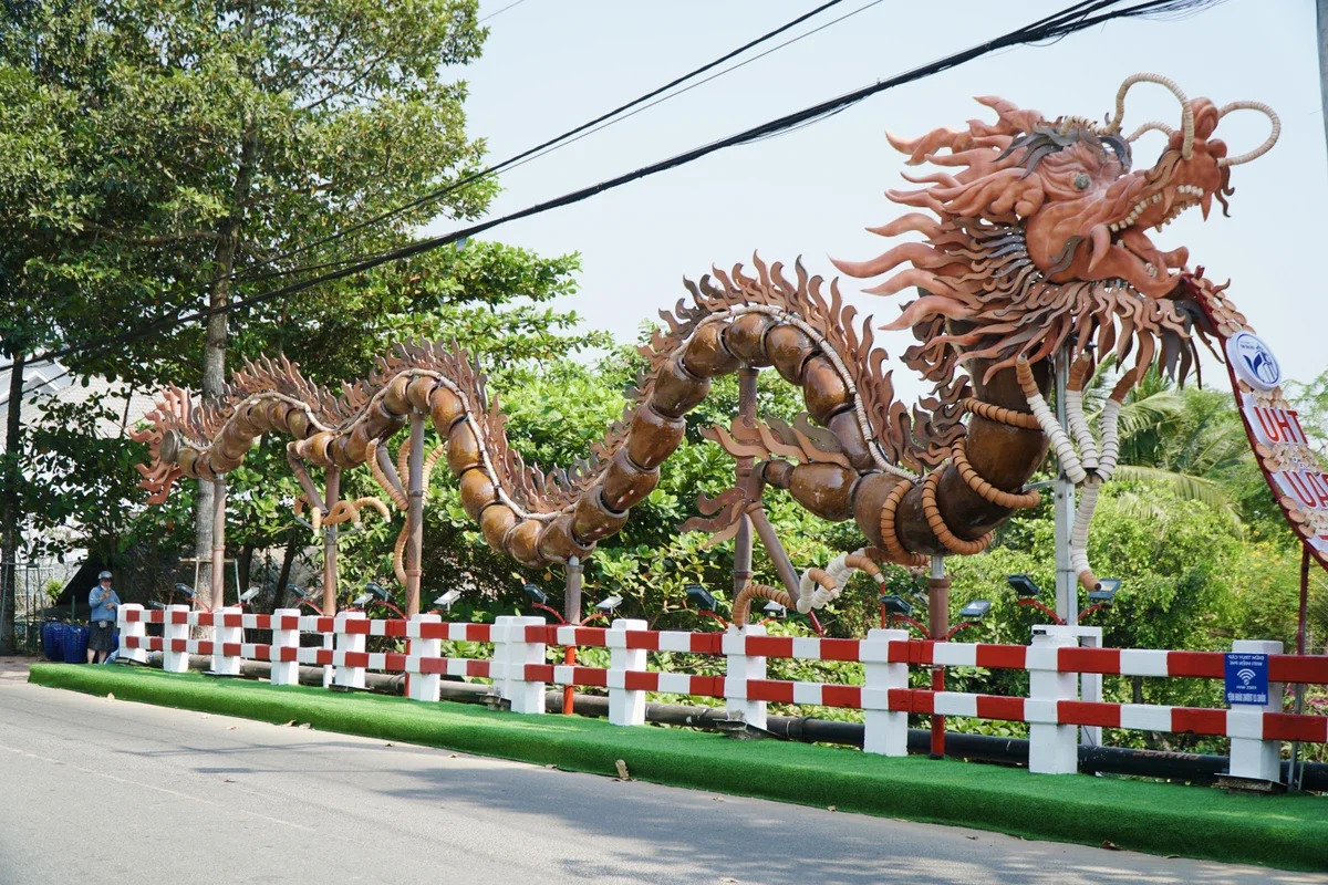 Unique Dragon Mascots Made of Pottery Jars Become Viral Check-in Spot in Binh Duong