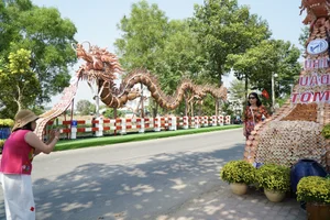 Unique Dragon Mascots Made of Pottery Jars Become Viral Check-in Spot in Binh Duong - image 4