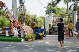 Unique Dragon Mascots Made of Pottery Jars Become Viral Check-in Spot in Binh Duong - image 1