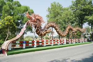 Unique Dragon Mascots Made of Pottery Jars Become Viral Check-in Spot in Binh Duong - image 9