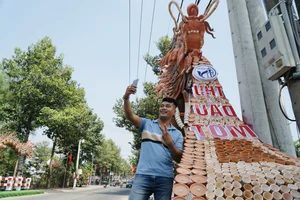 Unique Dragon Mascots Made of Pottery Jars Become Viral Check-in Spot in Binh Duong - image 5